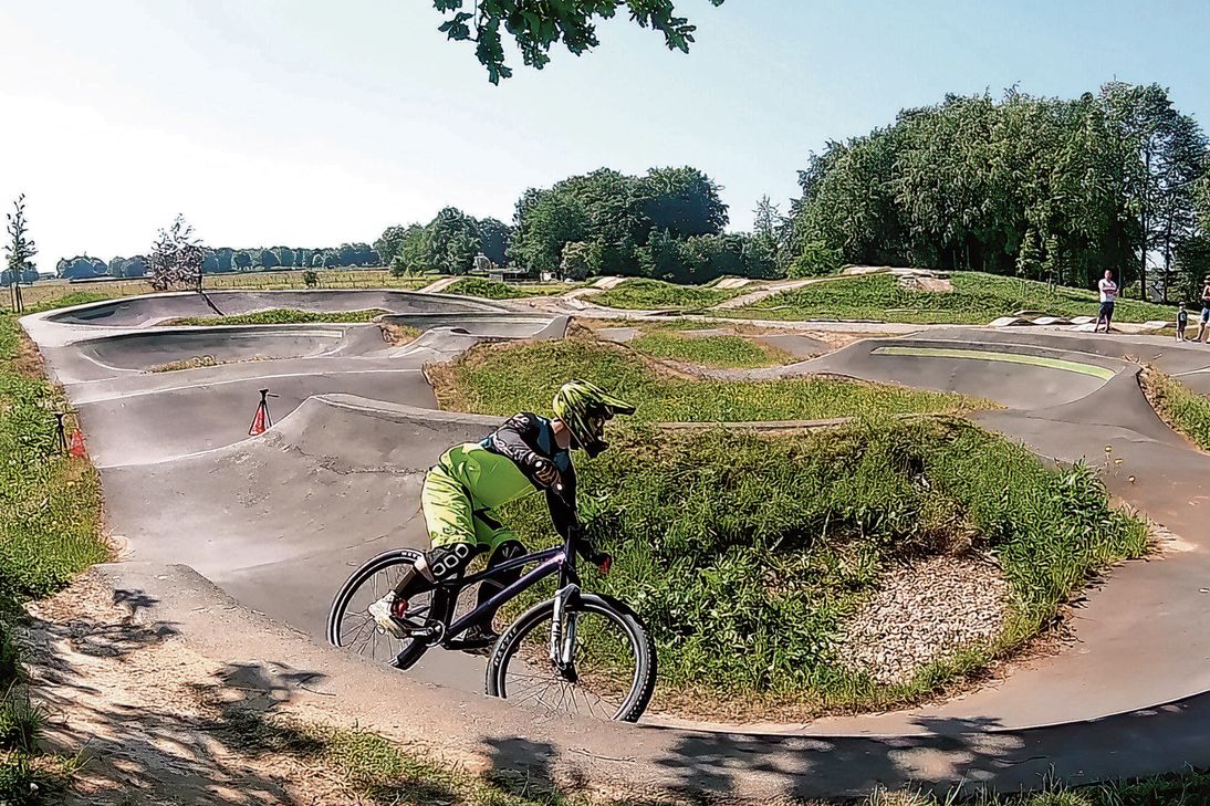 Am Kalterherberger Sportplatz findet der Wettstreit des NRW-Pumptrack-Cup statt.