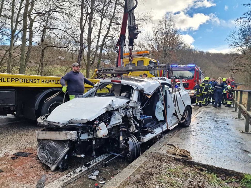 Der 27-jährige Fahrer kam ohne schwerere Verletzungen davon. Die mehrstündige Sperrung der B41 sorgte allerdings für kilometerlange Staus auf der Umleitung durch Kirn.