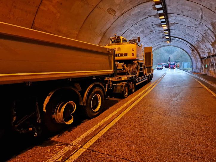 Der 27-jährige Fahrer kam ohne schwerere Verletzungen davon. Die mehrstündige Sperrung der B41 sorgte allerdings für kilometerlange Staus auf der Umleitung durch Kirn.