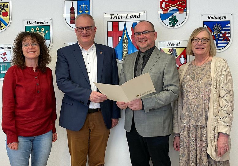 Bürgermeister Michael Holstein verabschiedet den langjährigen Leiter des Fachbereichs Finanzen, Otmar Coura, in den Ruhestand. Den guten Wünschen für die Zukunft schlossen sich Büroleiterin Gabi Thebach (r.) und seine Amtsnachfolgerin Tanja Berens (l.) an.