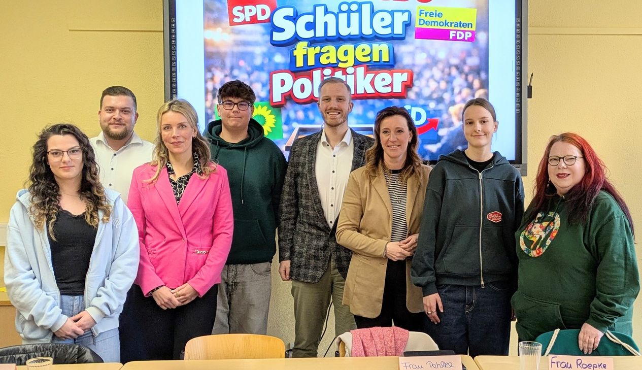 Schülerinnen und Schüler tauschten sich mit Lokalpolitiker/innen aus.