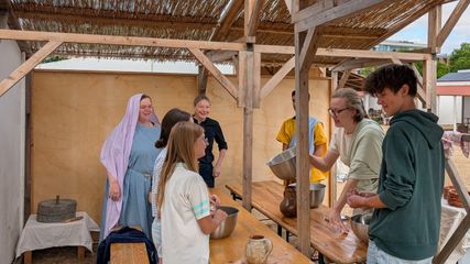 Die Bäckerei ist ein spannender Ort in der Spielstadt, findet auch Bürgermeisterin Britta Weizenegger (2. v. l.).
