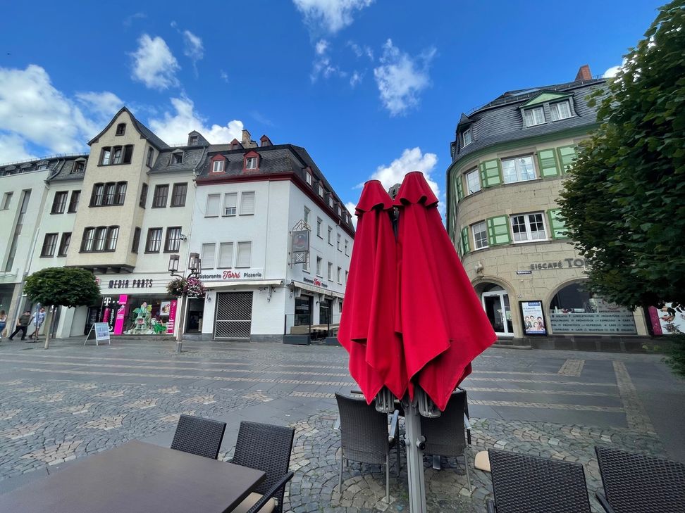 Die im Mai behördlich geschlossene Eisdiele auf dem Mayener Marktplatz darf wieder öffnen. Laut Stadtverwaltung wird sie von neuen Betreibern eröffnet. Foto: Zender