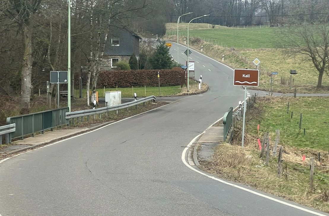 Die Brücke über der Kall zwischen Bickerath und Paustenbach wird saniert - die Straße bis Ende August gesperrt.