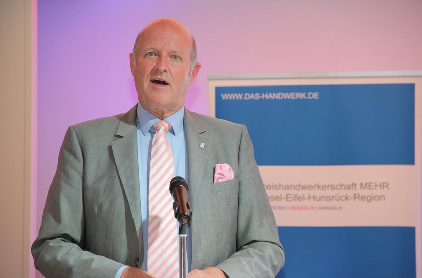 Kreisbeigeordneter Rudolf Rinnen gratulierte den neuen Fachkräften zur ihrer erfolgreichen Leistung.