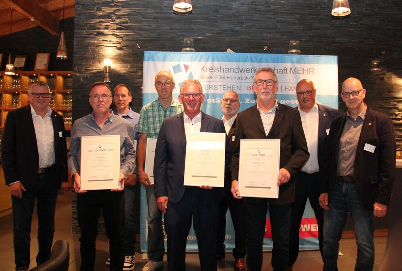 Die Ehrenamtsträger 2025 zusammen mit den drei Kreishandwerksmeistern und dem Hauptgeschäftsführer.