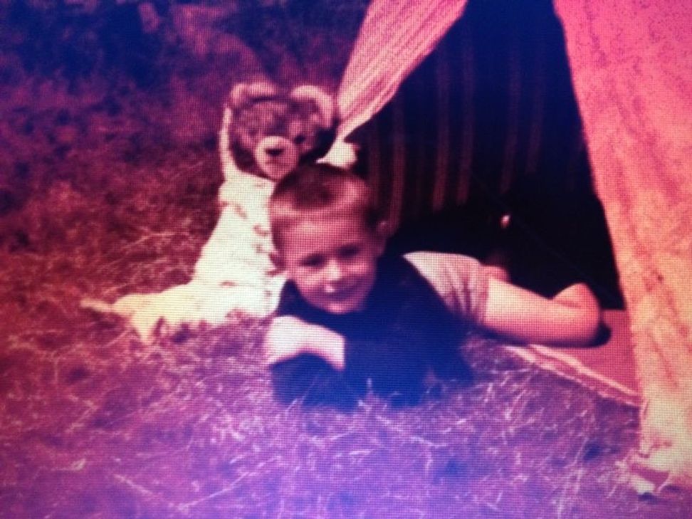 Paul Schmit als kleiner Junge mit seinem Teddy Oskar.