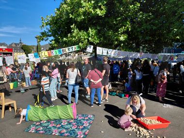 Viele Besucher beim Weltkindertag am Moselufer