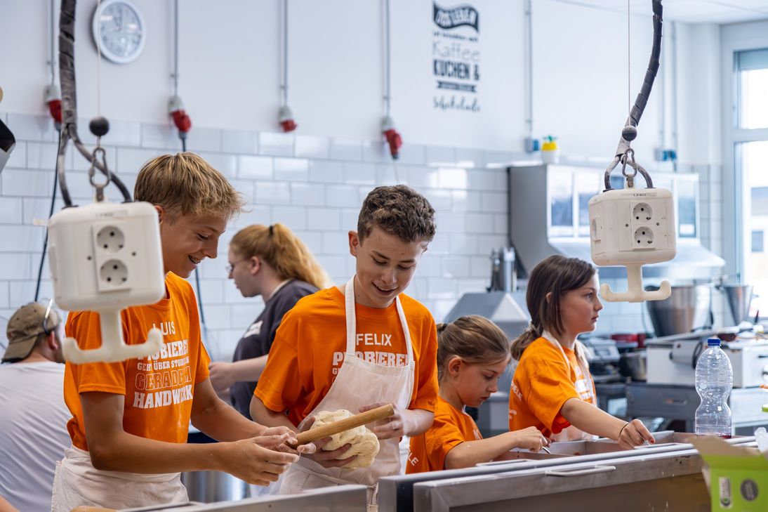 Kreativität und Teamwork am Holz oder viel Freude beim Kneten: Die handwerklichen Ferienspiele im Simmerather BGZ begeisterten die Fachkräfte von morgen.