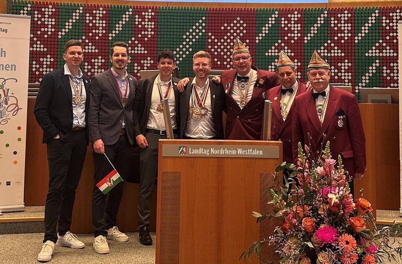Karnevalistische Feierstunden im Landtag in Düsseldorf - hier besonders für Dieter Stupp (3.v.r.) aus Höfen.