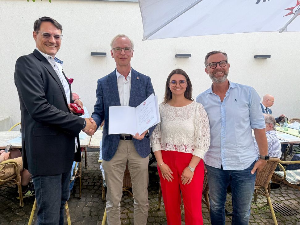 Werner Sonntag (2. von links) und Anna-Lena Engel übereichen Mike Otto, Präsident des RC Trier-Porta (links), und seinem designierten Nachfolger Claus-Christian Kedenburg (rechts) die Einsatzmedaille „Pro merito melitensi ucraina“ des Malteserordens.