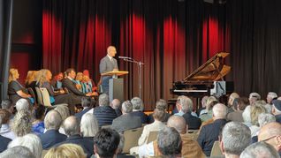 Bürgermeister Pfennings begrüßte bei der Eröffnungsfeier rund 300 Gäste in der neuen Sleidanus Halle. Foto: Stadt Schleiden / Kerstin Wielspütz