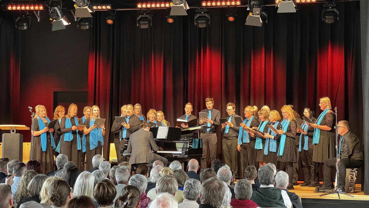 Musikalisch begleitet wurde die Veranstaltung durch den Lumora Chor und Jacques Eder am Klavier.