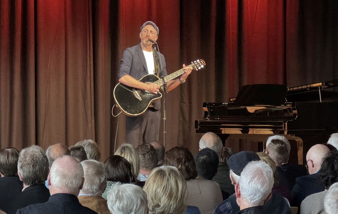 Martin Schopps, bekannt aus dem Kölner Karneval begeisterte die Gäste mit Ausschnitten aus seinem aktuellen Programm „Elternzeit".