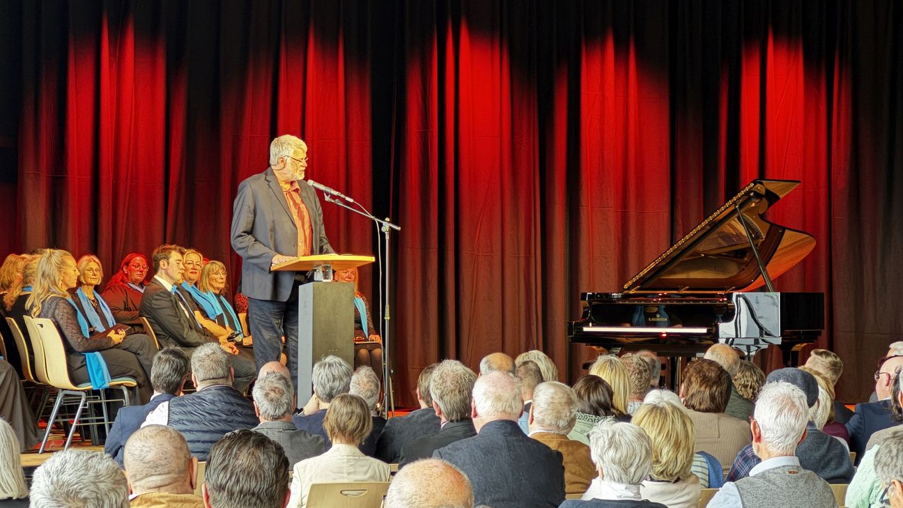 Bei Schulleiter Georg Jöbkes ist die Freude groß, dass der Schulgemeinschaft des JSG wieder eine Aula zur Verfügung steht.