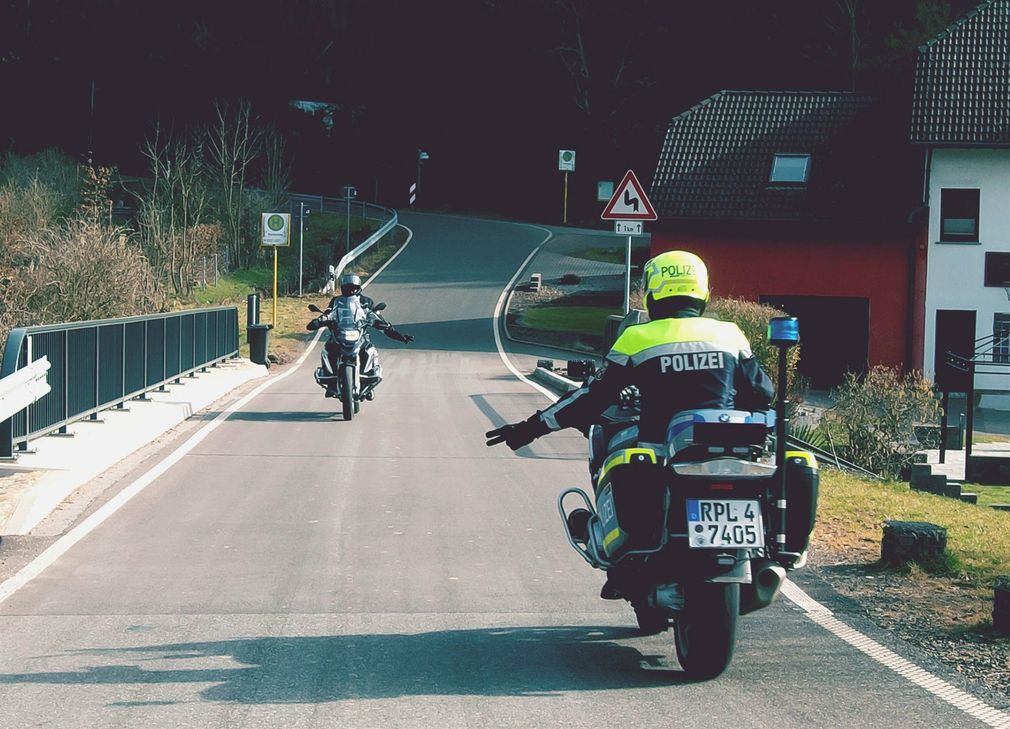 Motorradfahrer grüßen sich.