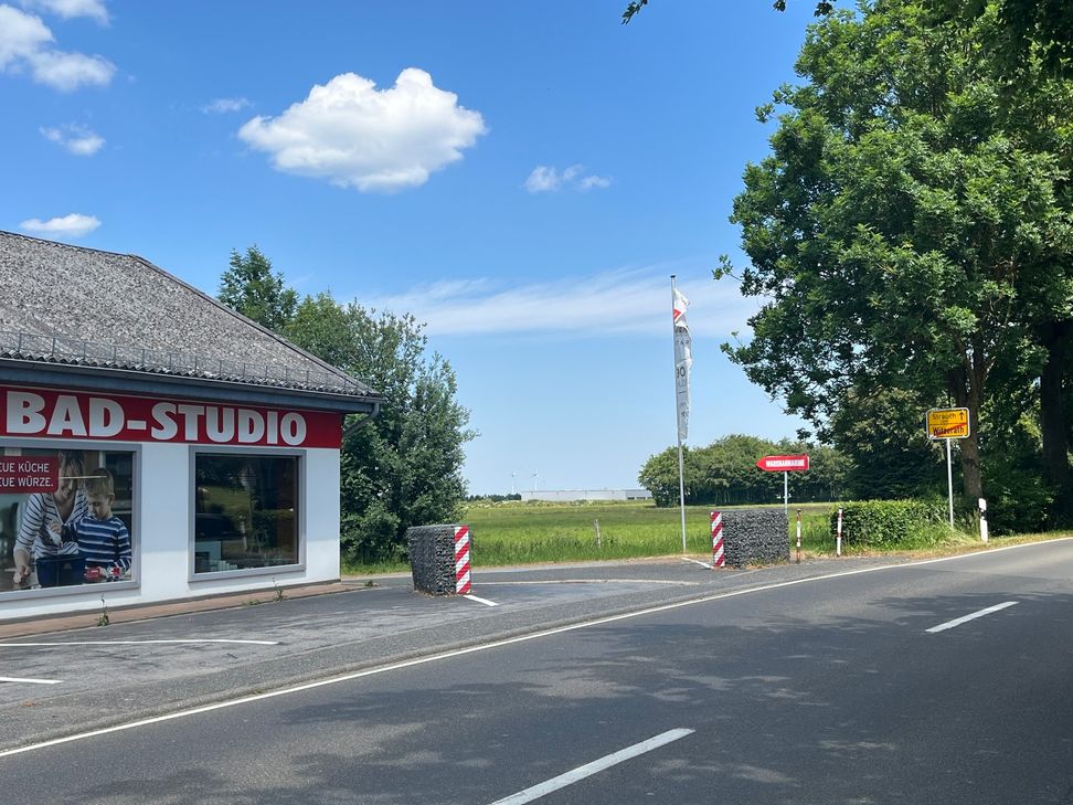 Beim Möbelhaus Haas, gelegen am Ortsrand von Witzerath, ist eine Erweiterung des Gebäudekomplexes vorgesehen. Dazu könnte ein Stück der angrenzenden Wiesenfläche genutzt werden.