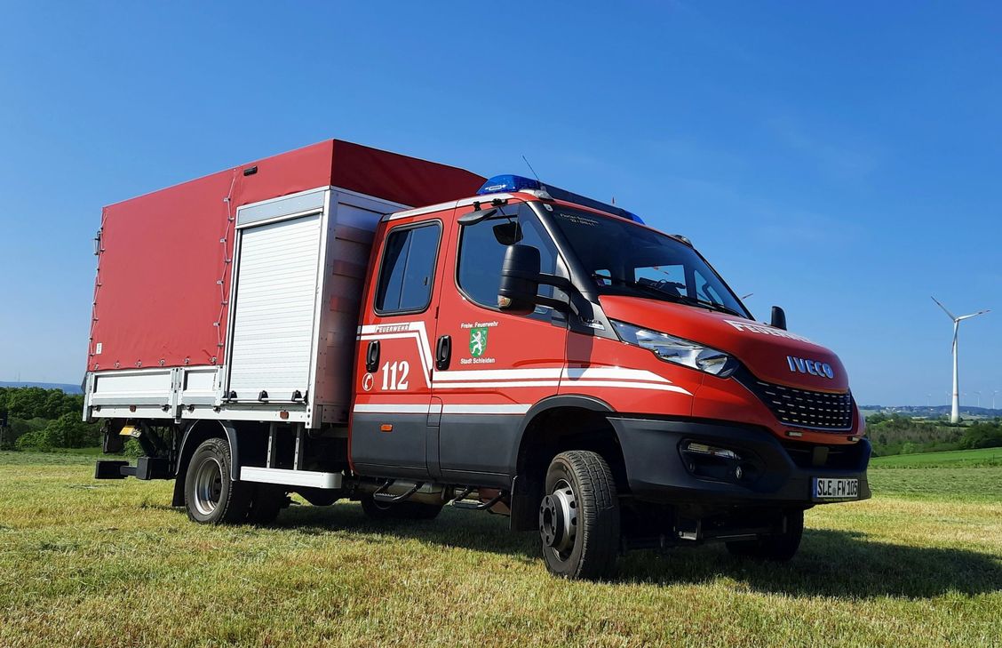 Diese beiden Fahrzeuge - ein LF 10 sowie eine geländefähiges Logistikfahrzeug - werden offiziell an die Löschgruppe Herhahn-Morsbach übergeben.