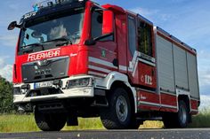 Diese beiden Fahrzeuge - ein LF 10 sowie eine geländefähiges Logistikfahrzeug - werden offiziell an die Löschgruppe Herhahn-Morsbach übergeben.