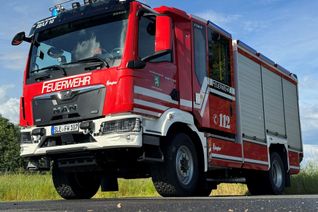 Diese beiden Fahrzeuge - ein LF 10 sowie eine geländefähiges Logistikfahrzeug - werden offiziell an die Löschgruppe Herhahn-Morsbach übergeben.