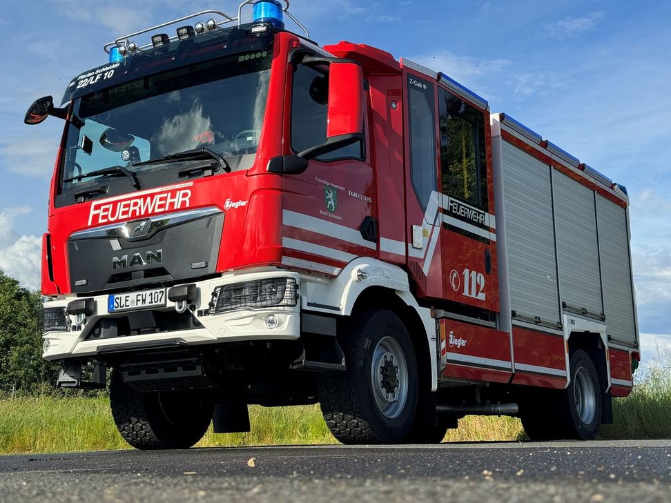 Diese beiden Fahrzeuge - ein LF 10 sowie eine geländefähiges Logistikfahrzeug - werden offiziell an die Löschgruppe Herhahn-Morsbach übergeben.