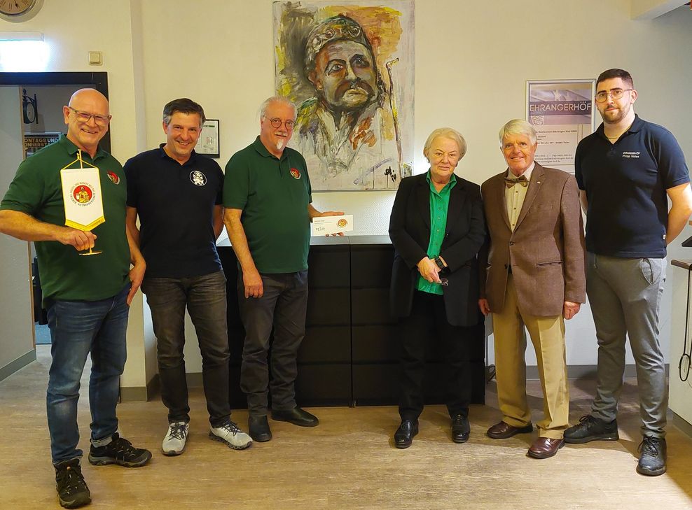 Spendenübergabe vor dem "Fischers Maathes"-Bild von Steff Becker im Ehranger Hof: v.l. Ingo Jungandreas (Vizepräsident Trierer Viezbruderschaft), Peter Kretzschmar (Vorsitzender KG "M'r wieweln noch" en Zalawen), Axel Christmann (Präsident Trierer Viezbruderschaft), Dr. Elisabeth Dühr (stellvertretende Vorsitzende Trier Gesellschaft, Karlheinz Scheurer (Vorsitzender Trier Gesellschaft) und Philipp Nolles (Ehranger Hof).