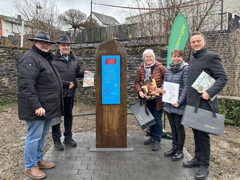 Gemeinsam bei der Einweihung des Bücherschrankes in Waldrach (v. l.): Erster Beigeordneter Gerd Zonker, Ortsbürgermeister Rainer Krämer, Patin Jutta Raab, Patin Annette Mai sowie Westenergie-Regionalmanager Marco Felten.
