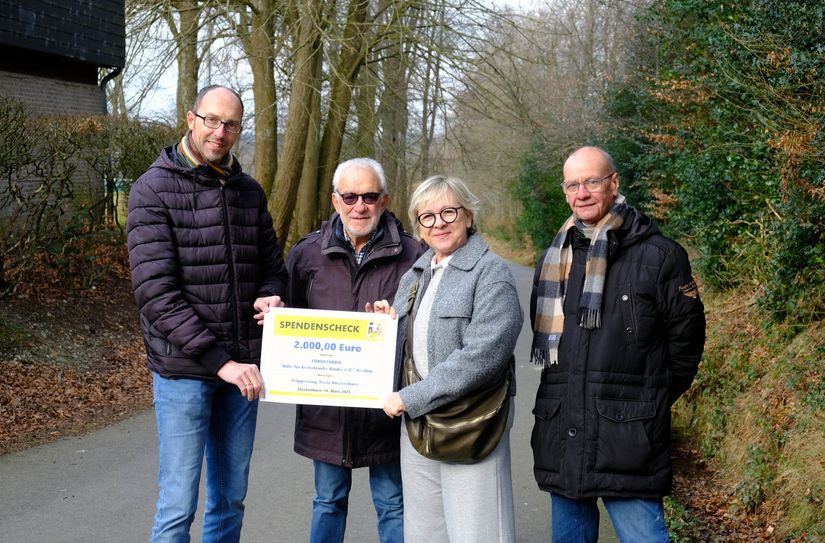 Über eine Spende in Höhe von 2000 Euro vom Steckenborner Krippenweg-Team freute sich Susanne Göschel, Vorsitzende des Förderkreises »Hilfe für krebskranke Kinder e. V.«.