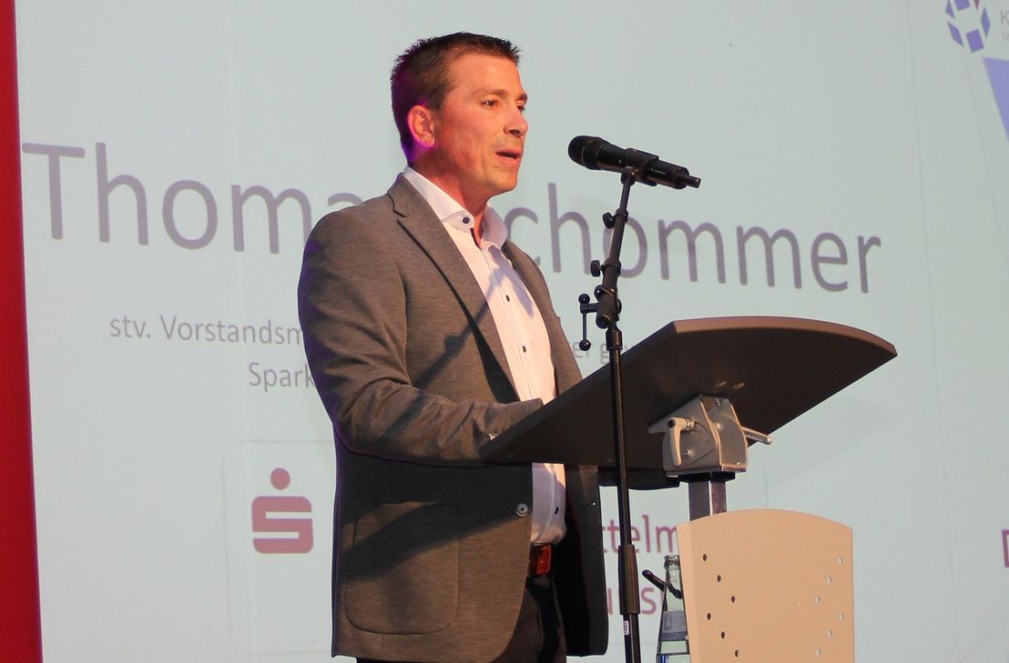 Thomas Schommer, stv. Vorstandsmitglied der Sparkasse Mittelmosel Eifel Mosel Hunsrück beglückwünschte die neuen Gesellinnen und Gesellen. "Es hat sich gelohnt", sprach er ihnen zu und freute sich mit ihnen über die "Erfahrung des Selbstwertes", die so ein Abschluss bringt.