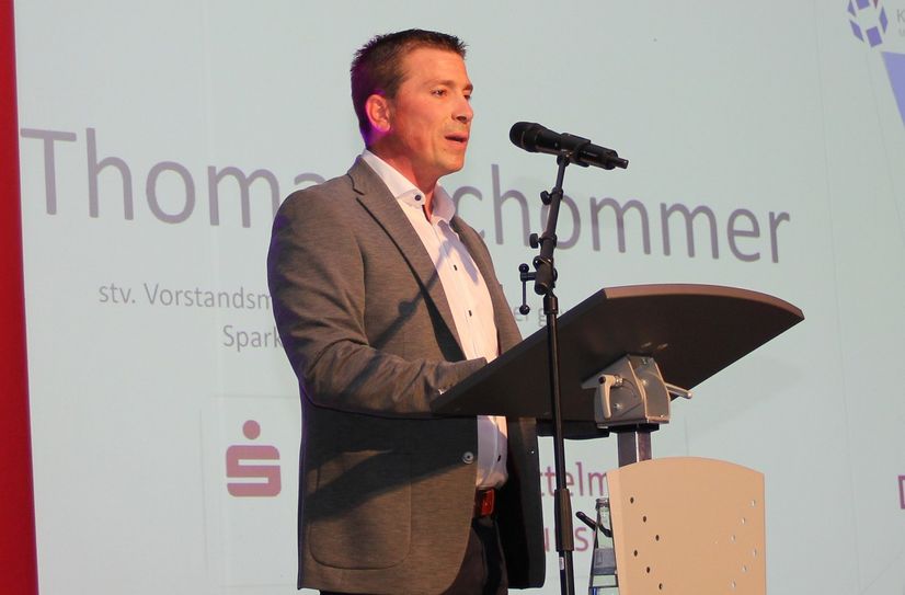 Thomas Schommer, stv. Vorstandsmitglied der Sparkasse Mittelmosel Eifel Mosel Hunsrück beglückwünschte die neuen Gesellinnen und Gesellen. "Es hat sich gelohnt", sprach er ihnen zu und freute sich mit ihnen über die "Erfahrung des Selbstwertes", die so ein Abschluss bringt.