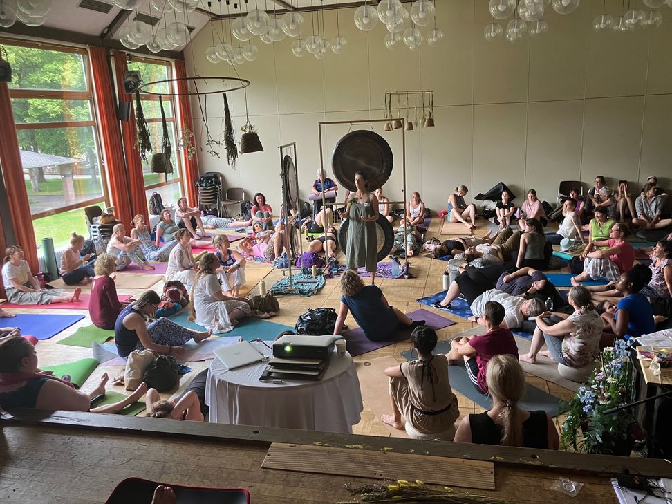 Eindrücke der Festival-Premiere: Bewegung, Klang, Kreativität und Ruhe – ein Wochenende, das die Vielfalt weiblicher Inspiration sichtbar machte.