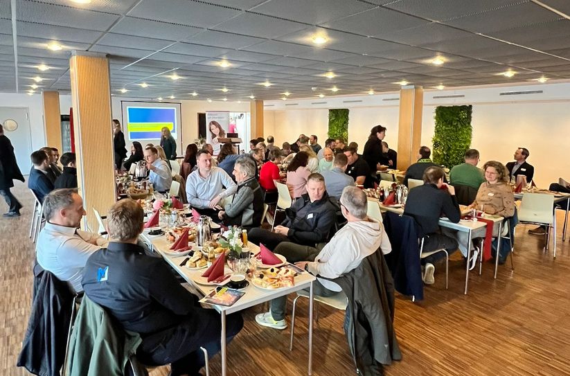 Die Kantine des Medienhauses Weiss diente dem gemütlichen Netzwerken.