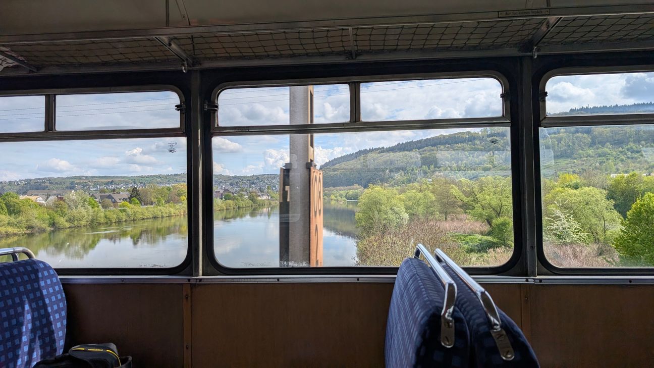 Schienenbus quert Mosel