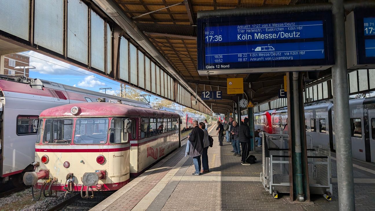 Der Schinenbus im Hauptbahnhof Trier
