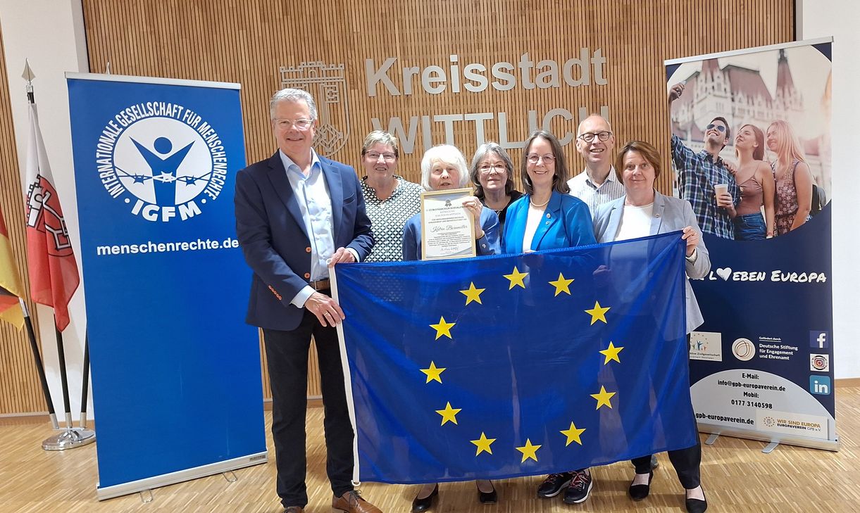 (v.l.): Stephan Löhmann (stellv. Präsident Europaverein GPB), Birgit Schmitt (IGFM), Katrin Bornmüller (Preisträgerin), Doris Prinz, Carmen Jondral-Schuler, Peter Schmitt (alle IGFM) und Elfriede Meurer, 1. Beigeordnete der Stadt Wittlich.