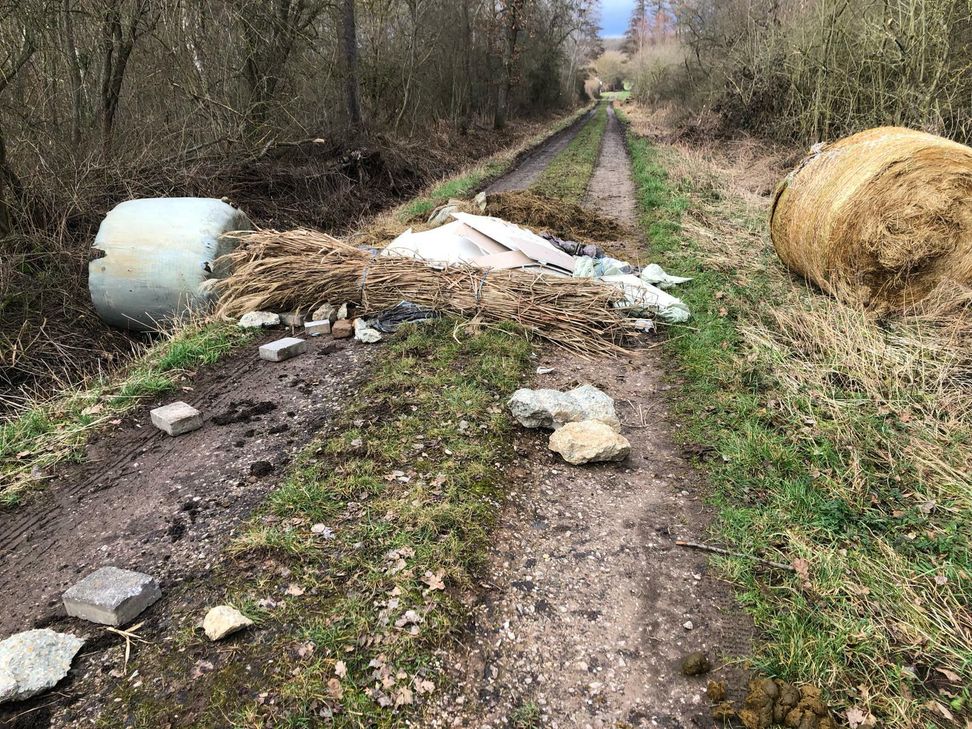 Im Naturschutzgebiet Kalkarer Moor wurde eine Fuhre Müll illegal entsorgt.