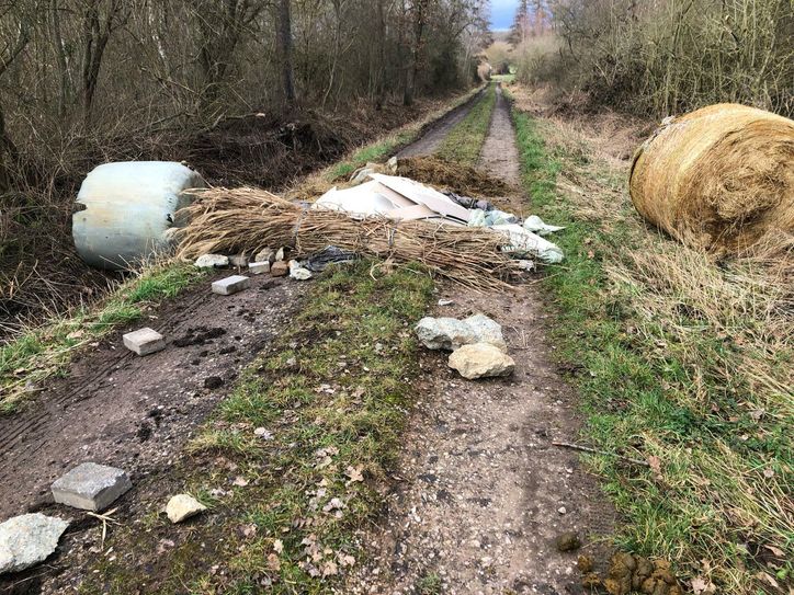 Im Naturschutzgebiet Kalkarer Moor wurde eine Fuhre Müll illegal entsorgt.