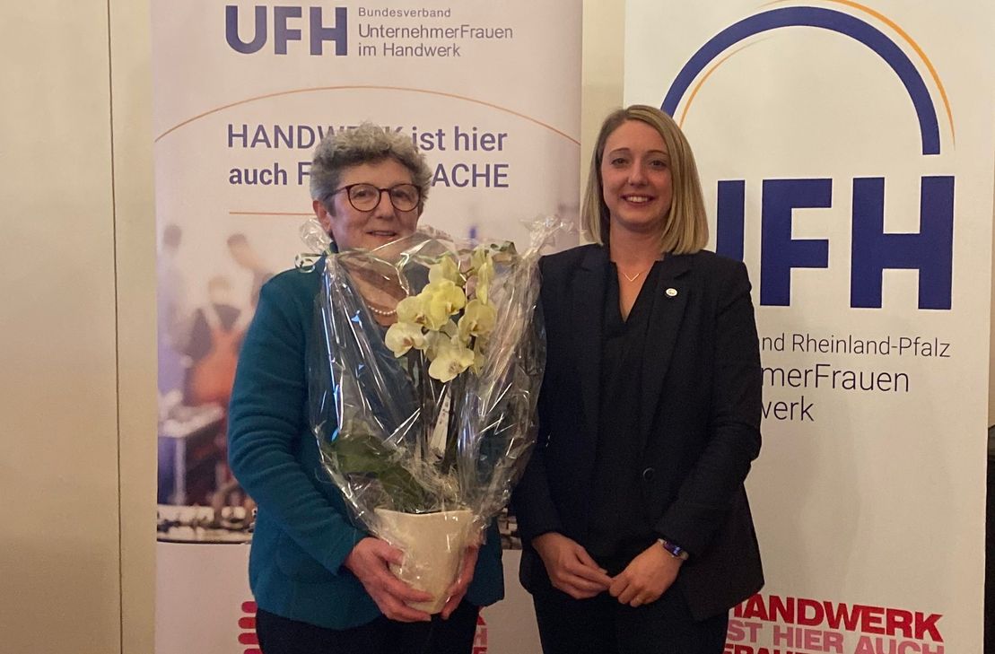 Dank und Anerkennung von Vorsitzender Vanessa Thieltges (rechts) an Gertrud Kappes. Die ehemalige Mitarbeiterin der Kreishandwerkerschaft MEHR hatte sich über Jahrzehnte für die UFH engagiert.