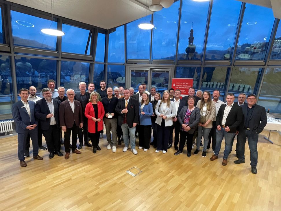 Staatssekretär Andy Becht, Landrätin Anke Beilstein und Sparkassen-Chef Eric Westerheide mit den ausgezeichneten Winzerinnen und Winzern.