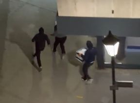 Drei Täter flüchten nach dem Einbruch.