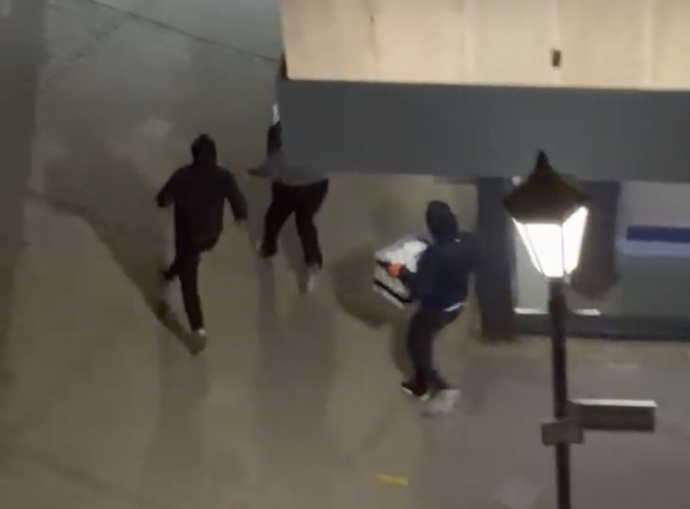 Drei Täter flüchten nach dem Einbruch.