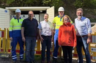 Wie das Stromnetz smarter wird, verdeutlich der Verteilnetzbetreiber Westnetz durch die Errichtung intelligenter Ortsnetzstationen wie hier in Staadt. Das Foto zeigt (v. l.): Westnetz-Mitarbeiter Daniel Justinger, Werkleiter Franz Petri, stellvertretender Werkleiter Dominik Fisseni, Westnetz-Mitarbeiter Andreas Mertes, Erste Beigeordnete Simone Thiel sowie Westenergie-Kommunalmanager Christian Nathem.