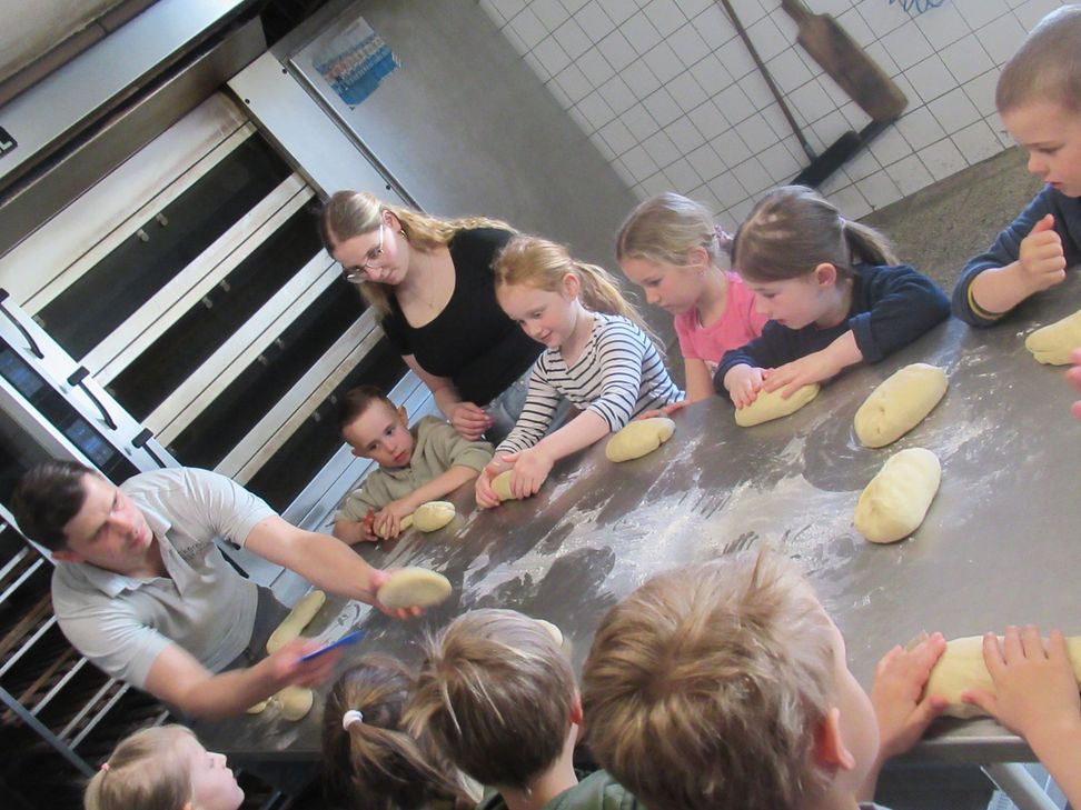 Höhepunkt der Solibrot-Aktion war der Besuch der Vorschulkinder in der Straucher Bäckerei Breuer.