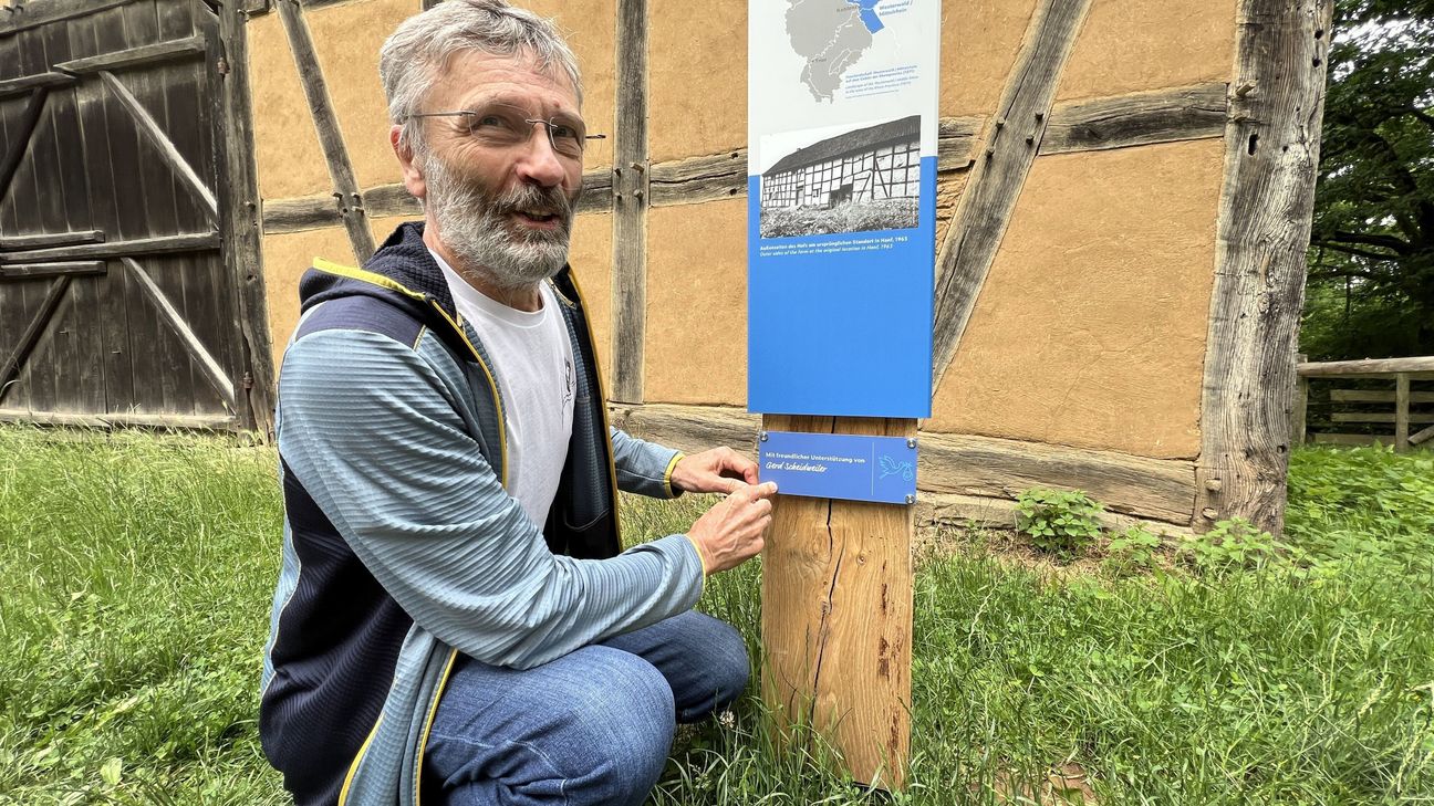 Gerd Scheidweiler und "seine" Plakete.