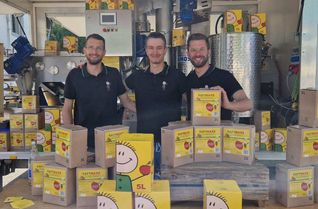 Philipp Weißhorn aus Rollesbroich, David Freichels aus Steckenborn und Alexander Giebler aus Eicherscheid (v.l.) betreiben die mobile Mosterei »Saftmaxe« und ermöglichen das Pressen von eigenem Obst zu gesundem Apfelsaft.