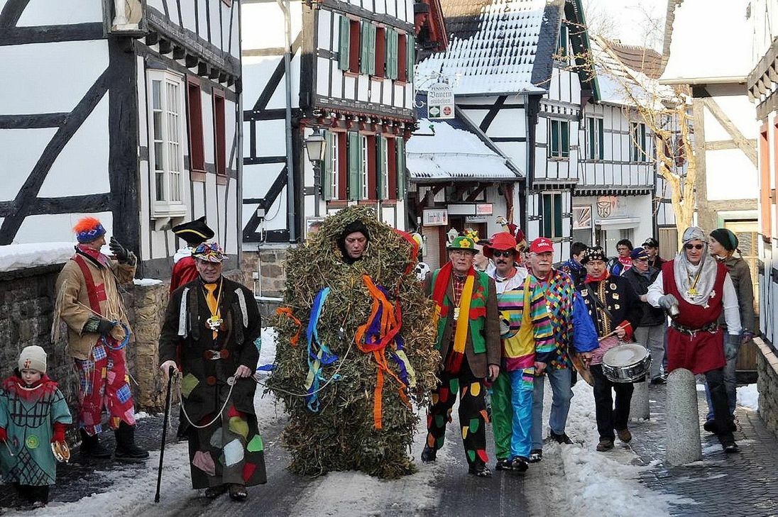 Mit Musik und Begleitung  zieht der »Äerzebär« durch die historischen Fachwerkreihen von Kommern.