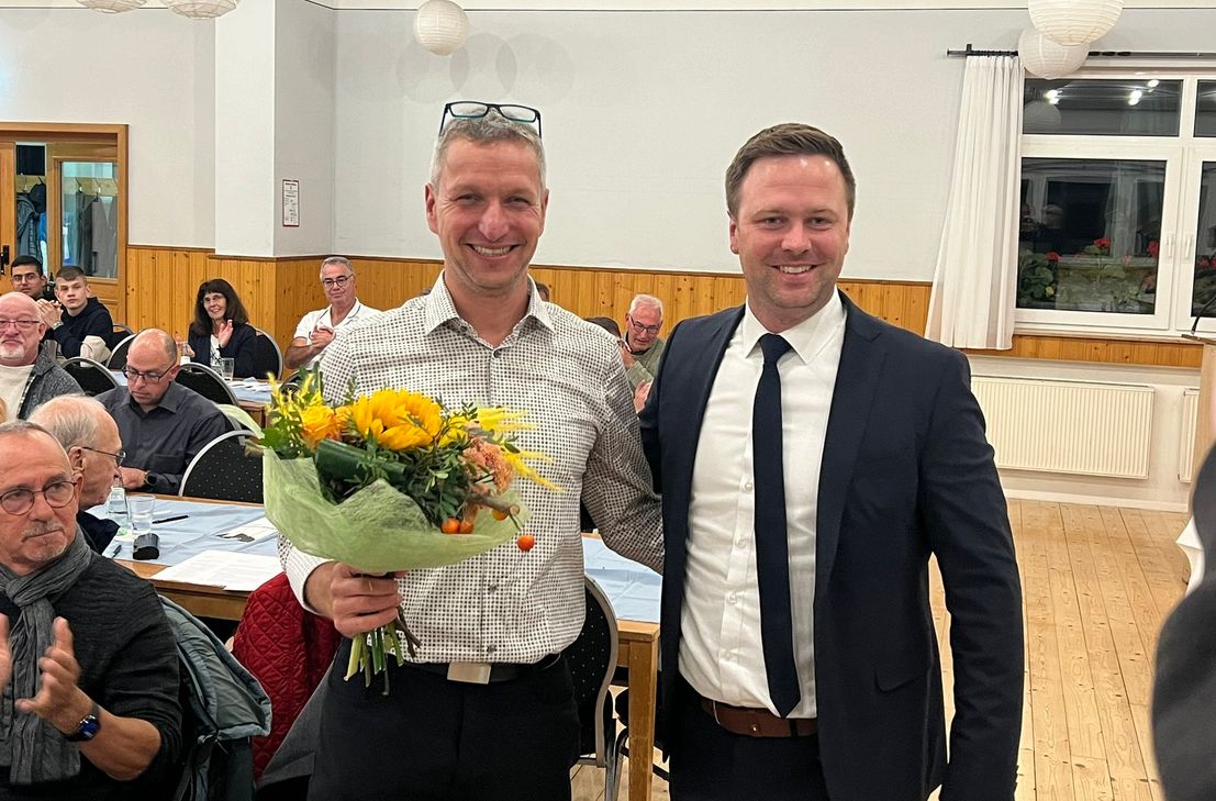 Der CDU-Stadtverbandsvorsitzende Maik Gabbert ist der erste Gratulant von Tom Kuck, der im nächsten Herbst Bürgermeister der Stadt Monschau werden möchte.