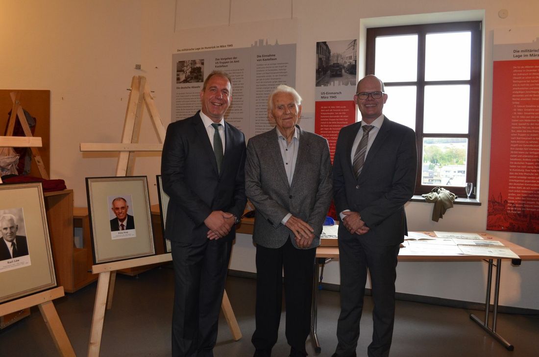 V.l.: Staatssekretär Rudolf Stich, der ehemalige Kastellauner Bürgermeister Karl Löw und Amtsinhaber Christan Keimer bei den Feierlichkeiten zum Jubiläum der Verleihung der Stadtrechte. (Fotos: Bender)