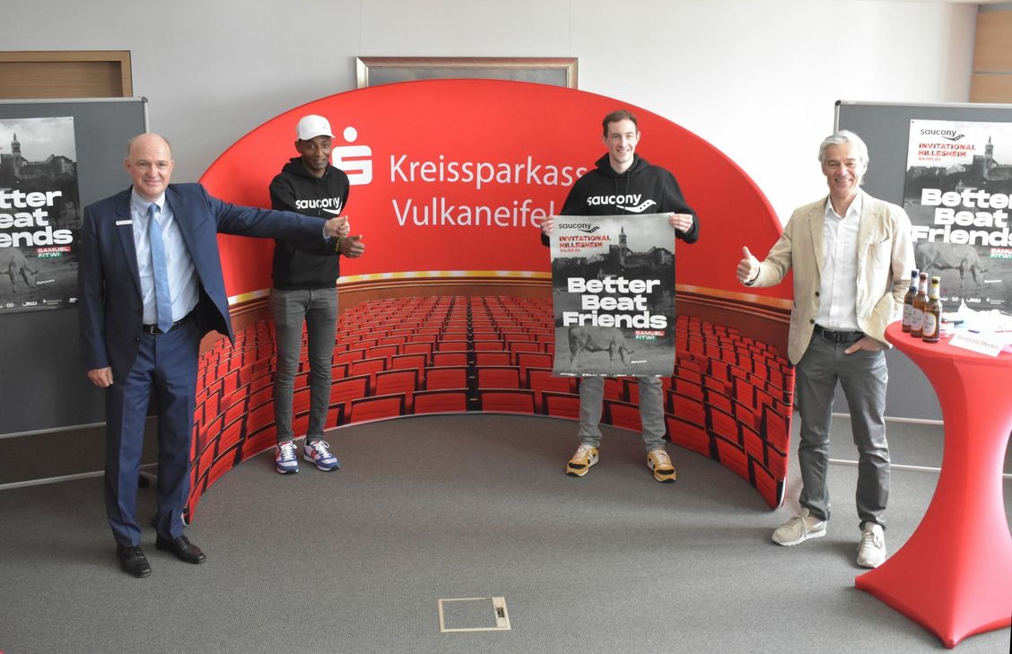 Stephan Alt (v.l.), Vorstandsmitglied der Kreissparkasse, Rekordläufer Samuel Fitwi, Trainer Yannick Duppach und Moderator Berthold Mertes stellten die Veranstaltung vor. Foto: Mager