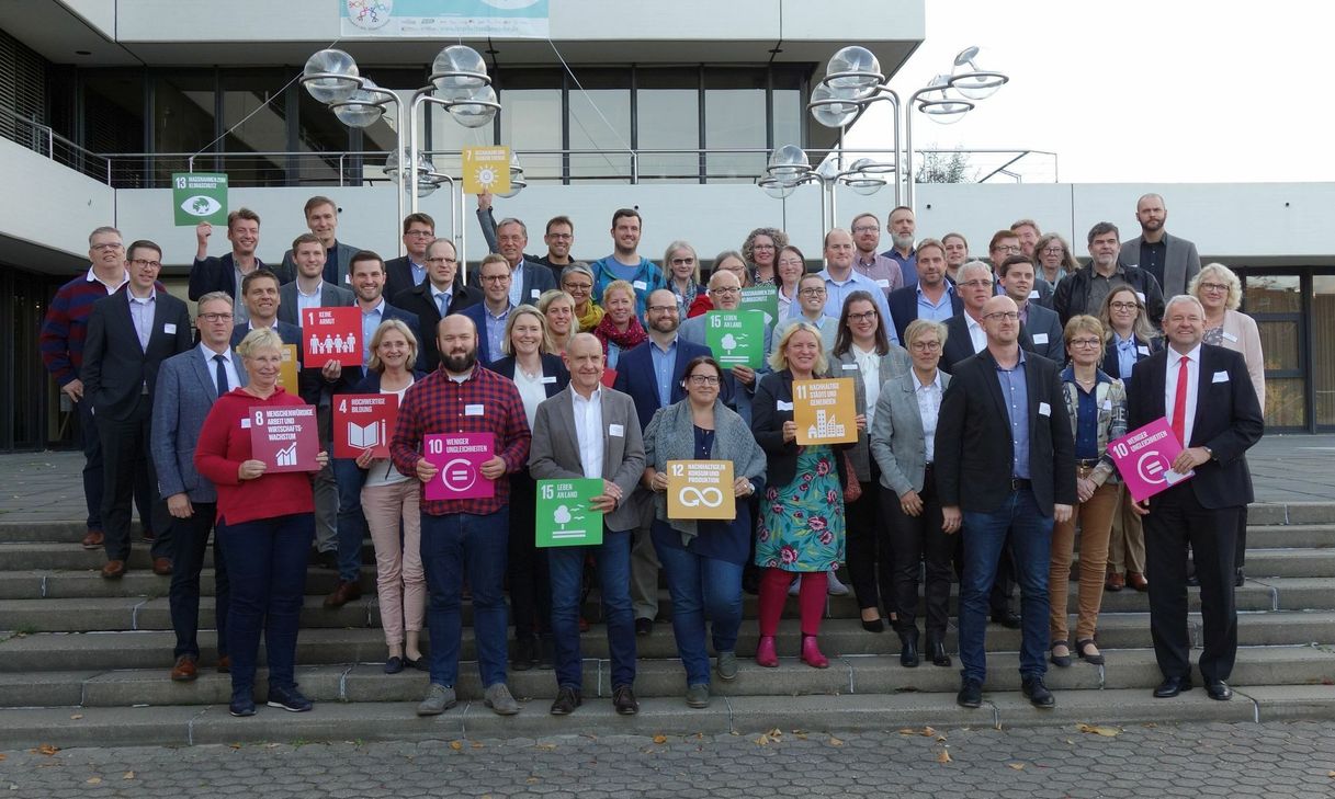 Schulterschluss für eine nachhaltige Zukunft: Zur Auftaktveranstaltung kamen über 50 Mitwirkende ins Kreishaus. Die Steuerungsgruppe erarbeitet nun bis Frühjahr 2021 eine Nachhaltigkeitsstrategie für den Kreis. Foto: Daniel Höding / Kreisverwaltung